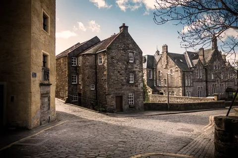 棕色混凝土建筑，棕色，混凝土，建筑，蓝色，天空，白天，建筑