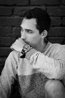 一个穿着毛衣的女人的单色照片