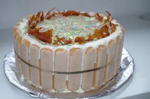 蛋糕、庆典、生日、馅饼、蛋糕的甜味、海绵、焦糖、食物和饮料