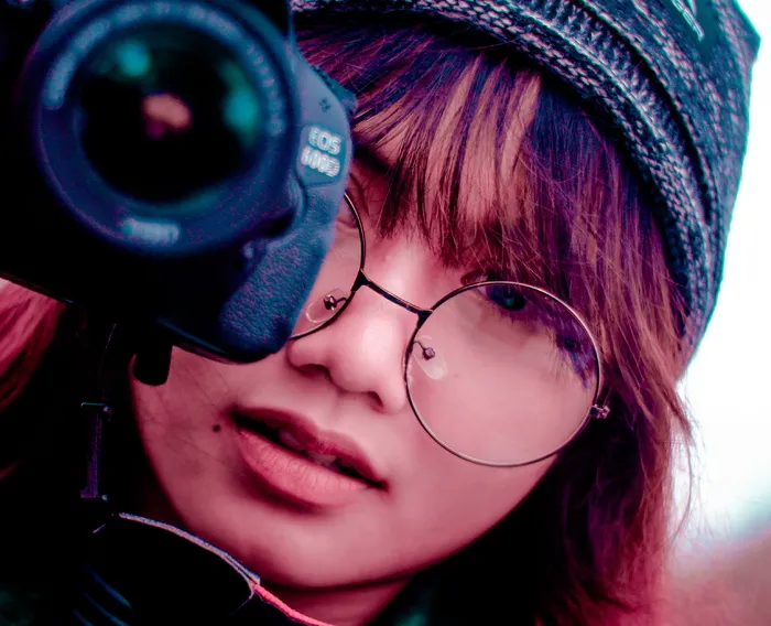 使用佳能Eos 600d单反相机拍摄女性照片的浅焦摄影