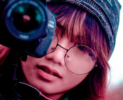 使用佳能Eos 600d单反相机拍摄女性照片的浅焦摄影