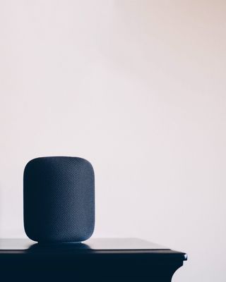 桌上的黑色 Apple HomePod 扬声器