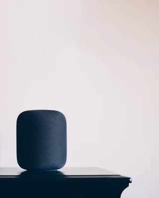 桌上的黑色 Apple HomePod 扬声器