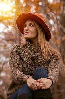 黄金时段，女人在树旁交叉双腿