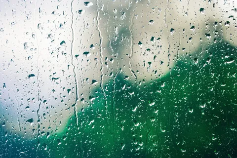 洒满水的玻璃面板 洒满水的玻璃面板