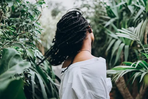 穿白色上衣的女人 穿白色上衣的女人