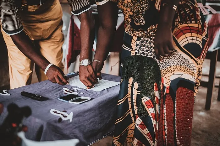 在纸上画拇指记号的人