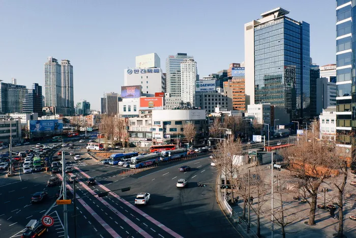 高层建筑附近道路上的不同车辆