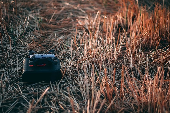 草地上的黑色电子设备