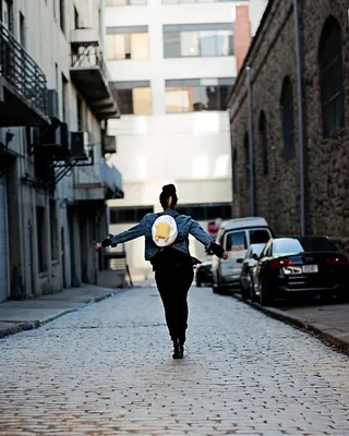 站在大楼附近小路上的女人