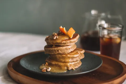 一堆带酱汁的煎饼 一堆带酱汁的煎饼