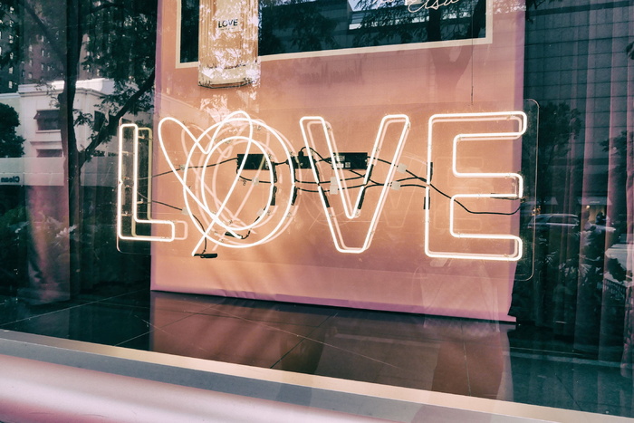 白色L O V E Led标志