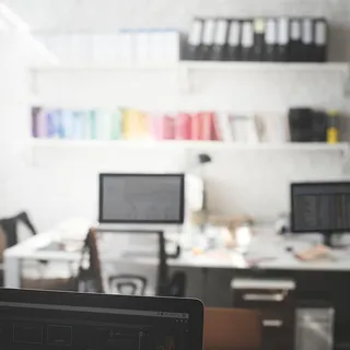 打开桌上的平板显示器