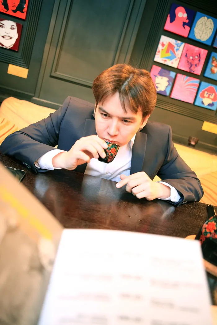 成人、休息、商业、商人、商人、咖啡馆、自助餐厅、，