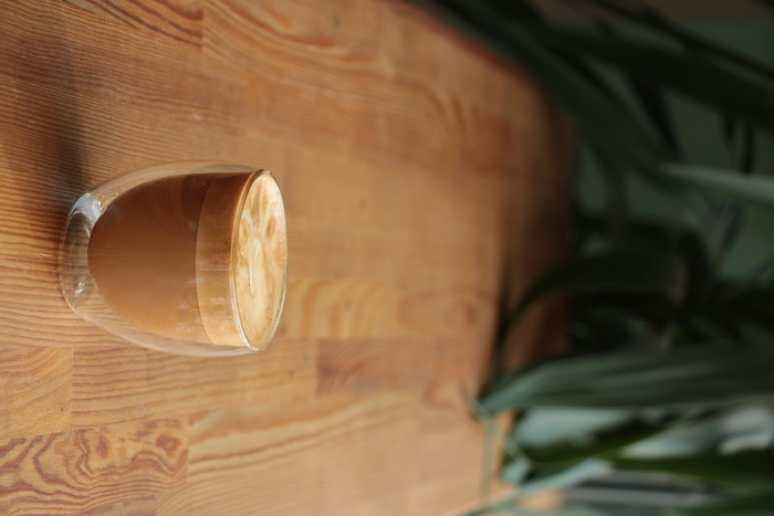 咖啡杯，饮料，拿铁，饮料，杯子，木材，牛奶，硬木