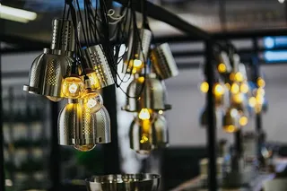 明亮的灯泡发出温暖的光