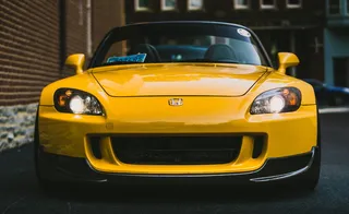 黄色本田车辆特写摄影