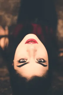 一个女人脸上涂着红色口红的特写照片