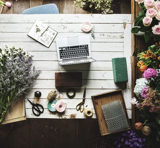 白色木桌上的 Macbook Pro