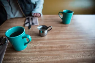 桌子上的青色陶瓷杯