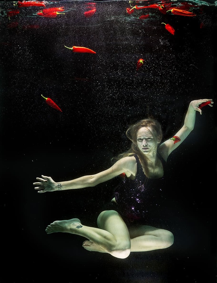 水下穿着黑色连体泳衣的女子