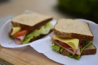 餐厅，厨房，肉，面包，奶酪，晚餐，生菜，蔬菜