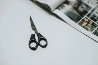 与创意设计师进行头脑风暴会议