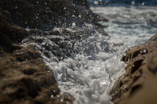 水撞击rocls时产生气泡的延时摄影