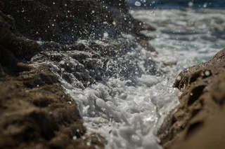 水撞击rocls时产生气泡的延时摄影