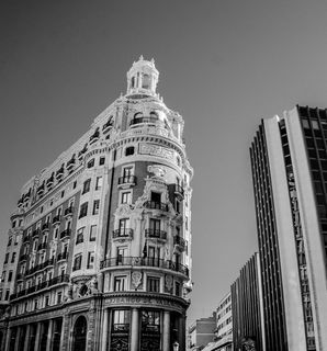 高层建筑灰度照片
