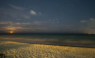 夜间水体旁的白色沙子