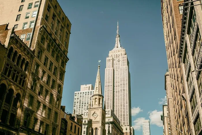 纽约曼哈顿帝国大厦的街景拍摄
