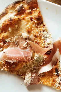 白盘子上的意大利熏火腿披萨