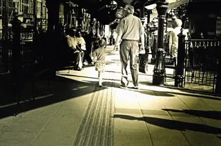 灰度摄影，男人，孩子，走路，爷爷，孙女，女孩，老人