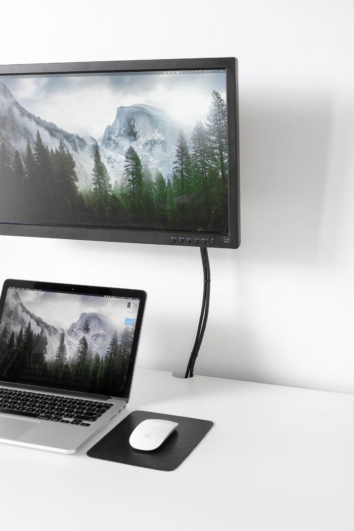黑色平板电脑显示器下的MacBook Pro
