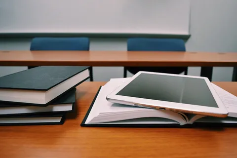白色书页上的银色Ipad 白色书页上的银色Ipad