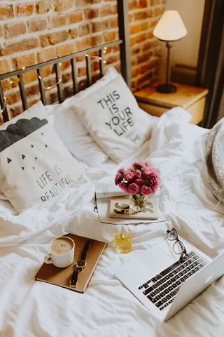 早上在床上喝咖啡。在床上工作