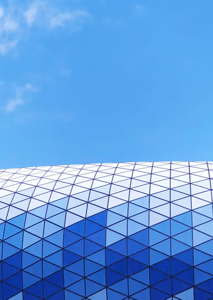 晴朗的蓝天，蓝色，建筑，天空，建筑结构，现代，建筑外观，低角度视图