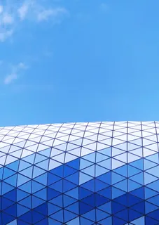 晴朗的蓝天,蓝色,建筑,天空,建筑结构,现代,建筑外观,低角度视图 晴朗的蓝天,蓝色,建筑,天空,建筑结构,现代,建筑外观,低角度视图