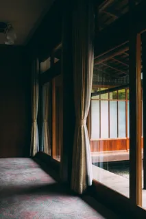 棕色，窗帘，窗户，房子，建筑，房间，玻璃，室内