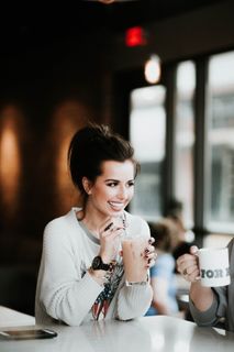 女人喝酒，冰镇，饮料，人，女孩，女人，微笑，快乐