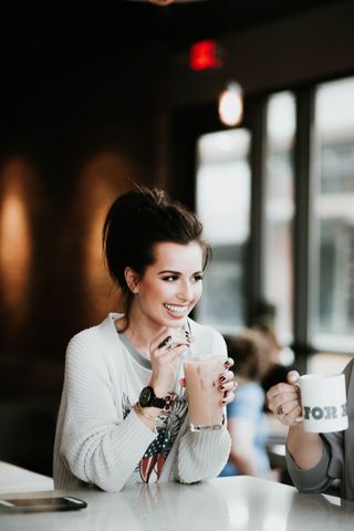 女人喝酒，冰镇，饮料，人，女孩，女人，微笑，快乐