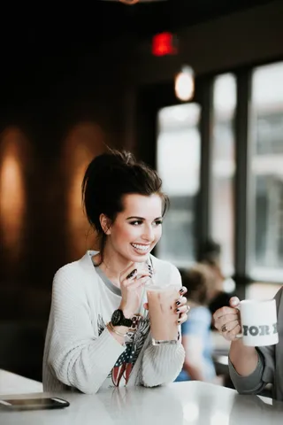 女人喝酒，冰镇，饮料，人，女孩，女人，微笑，快乐