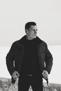 穿着泡泡夹克的男子的灰度照片