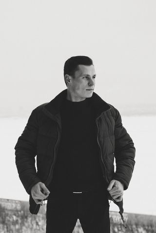 穿着泡泡夹克的男子的灰度照片