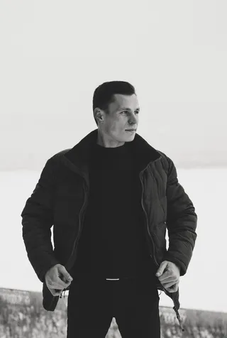 穿着泡泡夹克的男子的灰度照片