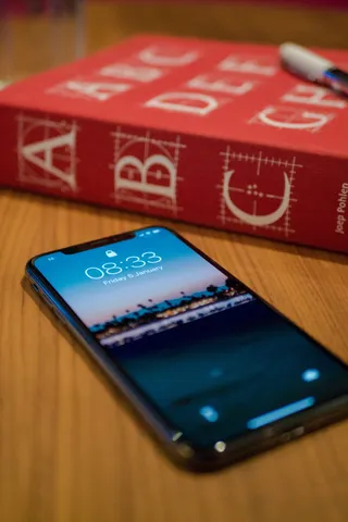 iphone x，ios，苹果，iphone，书，桌子，灰色空间，时间