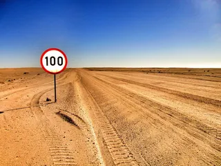 白色、黑色、红色、100印刷、标牌、沙漠、白天、道路