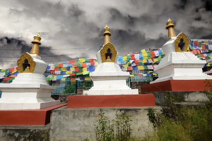 阴天下的三座白色和栗色混凝土结构