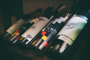 各种品牌酒瓶，葡萄酒，酒瓶，酒瓶，酒精，饮料，红色，玻璃